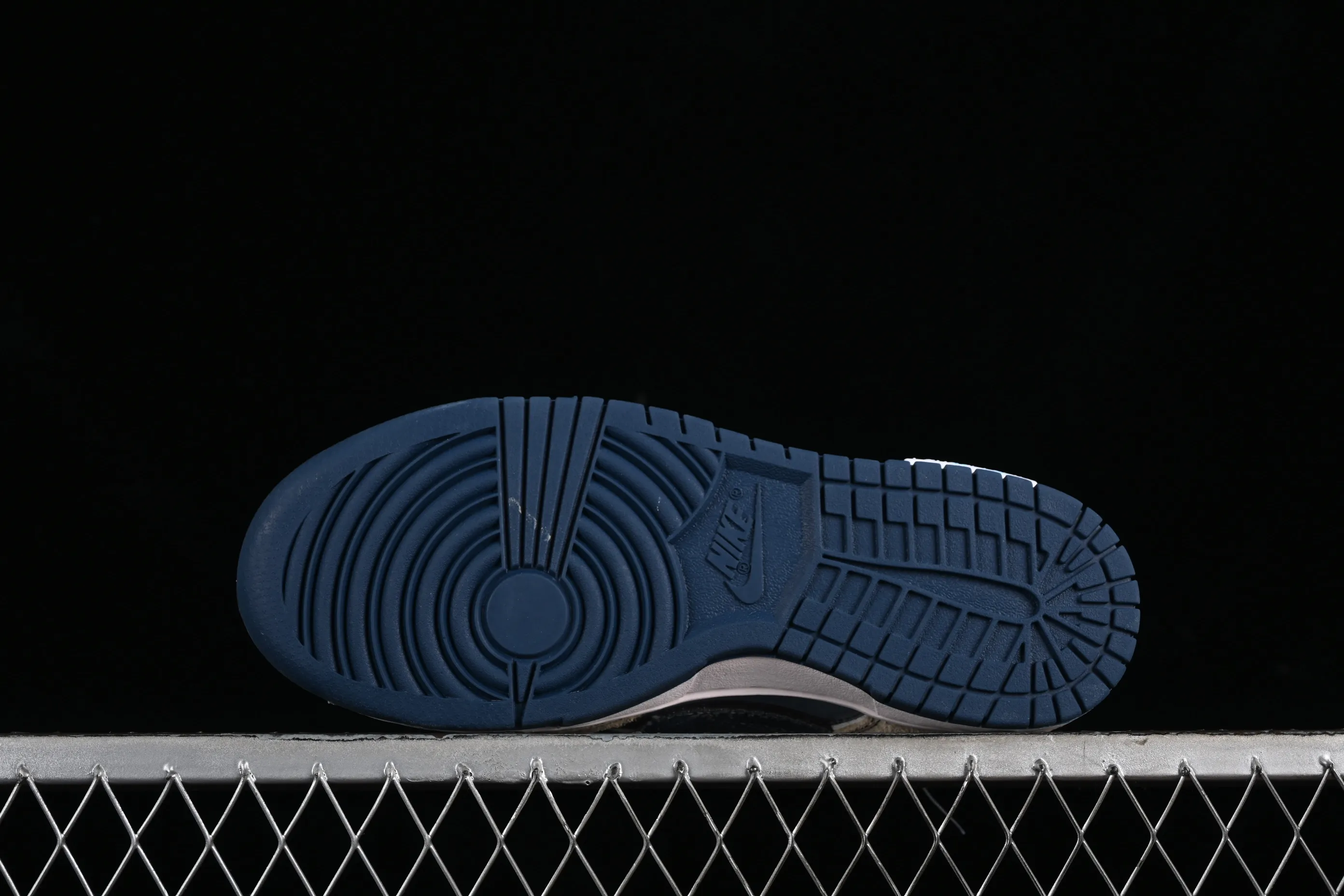 All Categories Nk SB Dunk Series Nk SB Dunk Low Low-top sneakers Nk Dunk Low Panda Prank Wave Fisherman-Fishing in the Lake Blue Brown Low-top casual sneakers DD1391-400